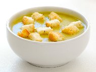 Рецепта Крем супа от тиквички и картофи със заквасена сметана